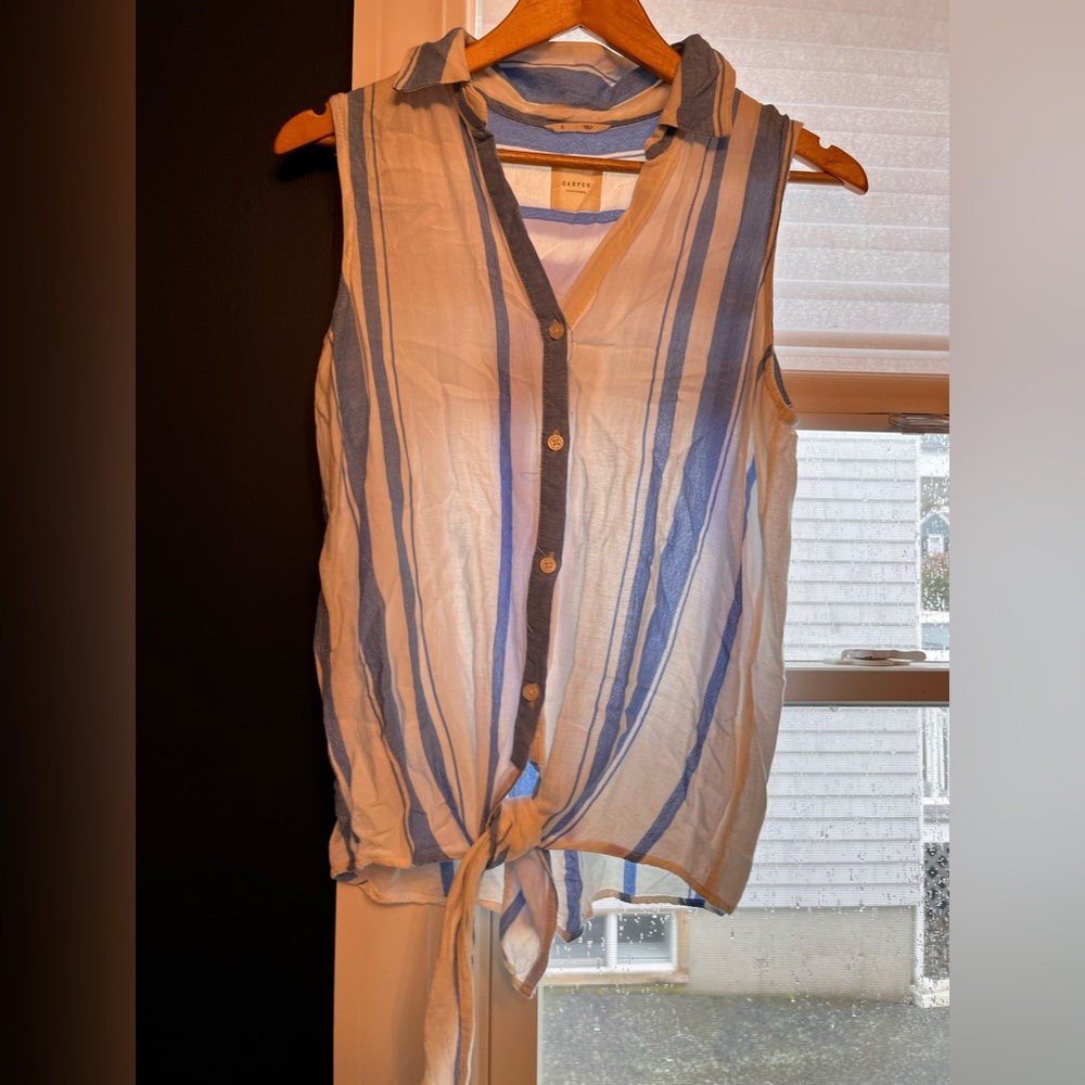 Francesca’s sleeveless collared blouse. Tie waist. S.